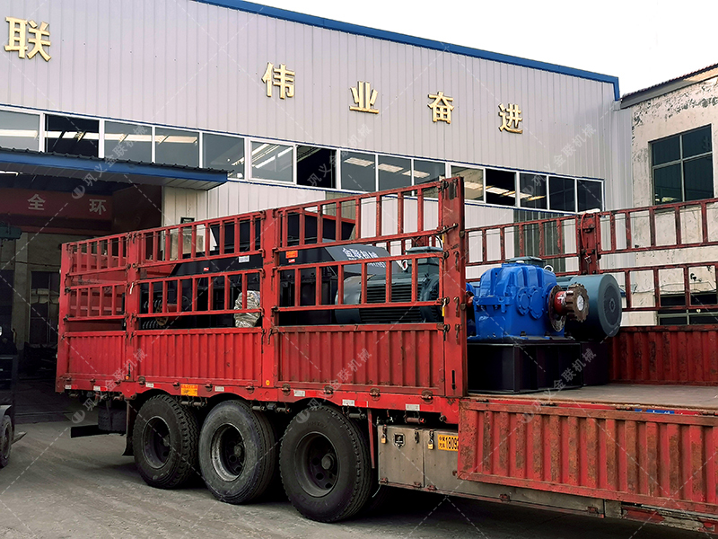 大型鵝卵石破碎機(jī)設(shè)備發(fā)貨 兩臺破碎機(jī)發(fā)往新疆