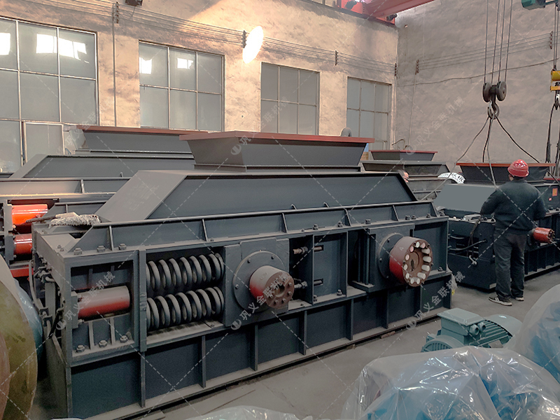 大型半自動液壓對輥破碎機(jī)發(fā)貨 發(fā)往廣東