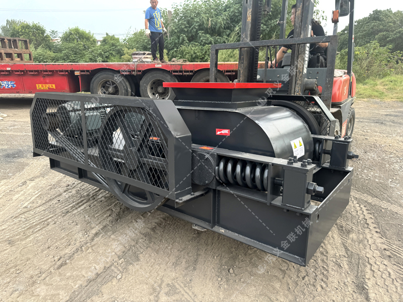 建筑垃圾回收難？雙齒輥破碎機為何能輕松“消化”不規則物料？